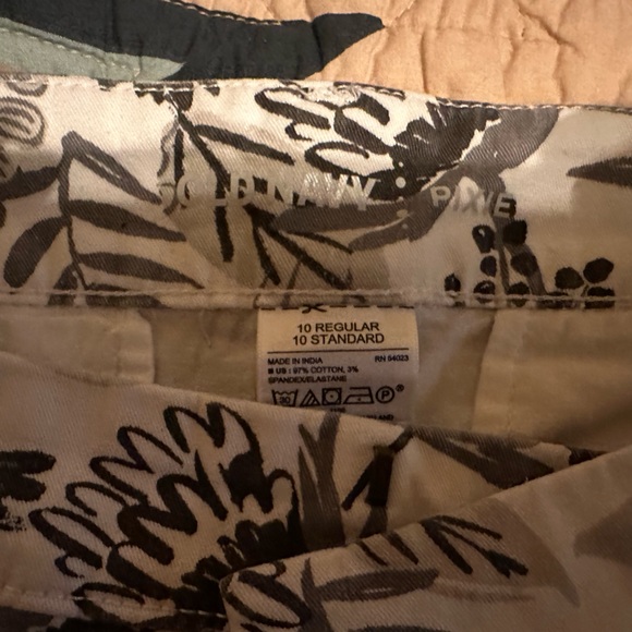 Cute old navy pixie shorts - Picture 4 of 4